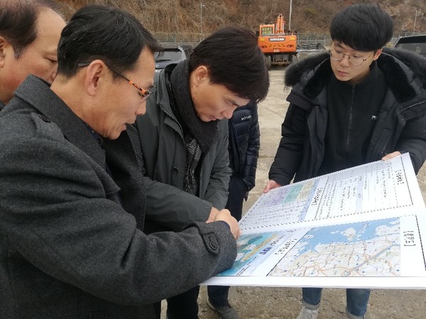 ▲ 오영철 옹진군 부군수가 북도면 장봉도 야달항에서 사업진행사항을 점검하고 있다.