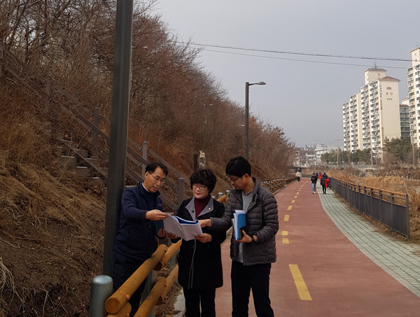 ▲ 우이천 산책로 중 쌍한교∼월계2교 일대를 방문한 유인애 부의장.