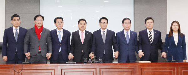 ▲ 기념촬영하는 참석자들.