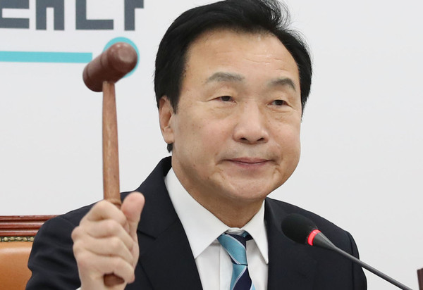 의사봉 두드리는 손학규 대표