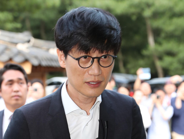 ▲ 취재진 질문에 답하는 이해진 네이버 글로벌최고투자책임자.
