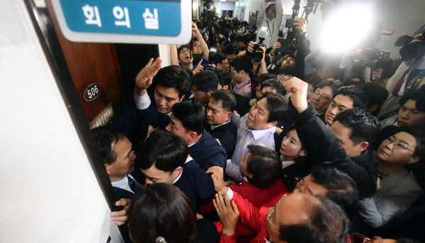▲ 사개특위 진입 시도하는 패스트트랙 저지 의원들.