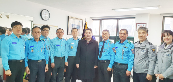 ▲ 합동 간담회 후 기념사진 찍는 부평경찰서 경비교통과 관계자들과 부평모범운전자회 관계자들.