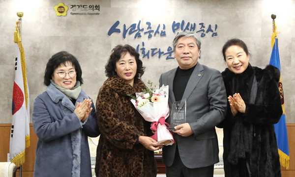 ▲ 경기도의회, 송한준 의장 방송통신高 ‘만학도’가 수여하는 감사패 수상.