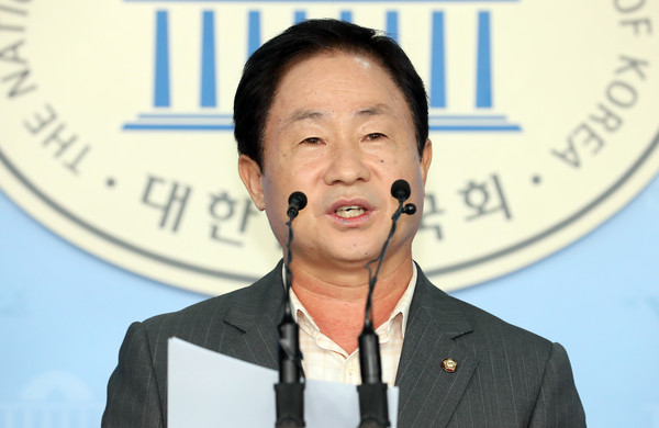 ▲ 조국 후보자 딸 입시비리 의혹 관련 제보 내용 설명하는 주광덕 의원.