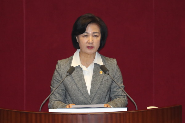 ▲ 신임 국무위원 인사하는 추미애 법무부 장관.