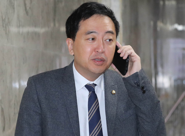 전화하는 금태섭 의원
