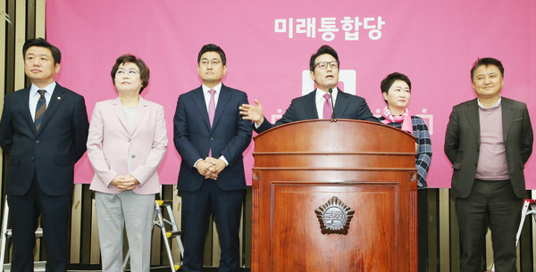 ▲ 첫 의원총회에서 인사하는 (왼쪽부터) 미래통합당 유의동·이혜훈·오신환·정병국·이언주 의원과 김영환 전 의원.