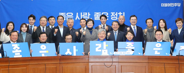 ▲ 인재들과 기념사진 찍는 이해찬 더불어민주당 인재영입위원장.