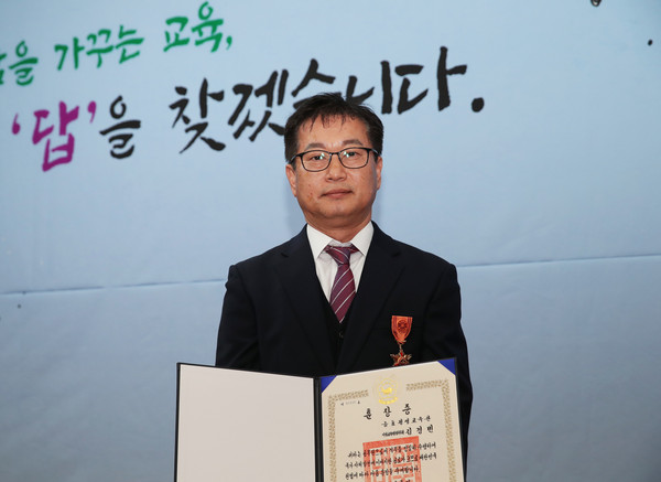 ▲ ‘2019년도 우수공무원’에 선정된 김경빈 과장.