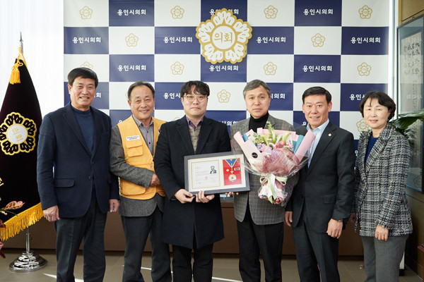 ▲ 경기 용인시의회, 대한적십자사 포장증 수여 받아.