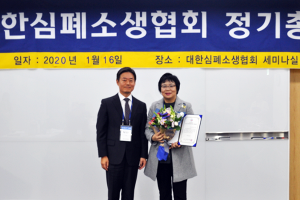 ▲ 메디플렉스 세종병원 응급Unit 이은경 팀장이 사단법인 대한심폐소생협회 황성오 이사장이 시상식이 끝난 후 기념촬영을 하고 있다.