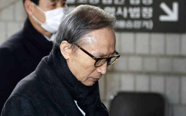 ▲ 고개 숙인 이명박 전 대통령.