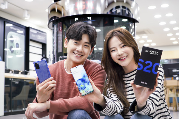 ▲ 갤S20+ 아우라 블루 모델을 소개하는 SK텔레콤 홍보모델들.