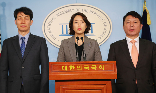 ▲ 기자회견하는 고민정 전 청와대 대변인(가운데).