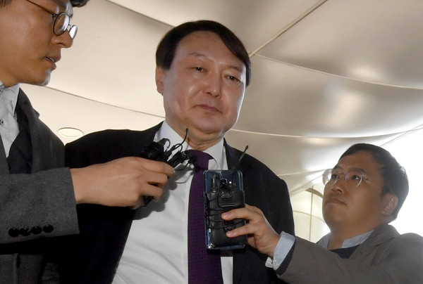 ▲ 취재질 질문 듣는 윤석열 검찰총장.
