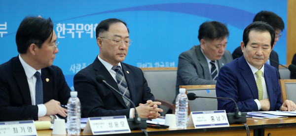 ▲ 생각에 잠긴 정세균 총리와 장관들.