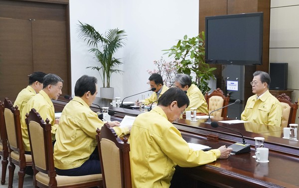 문재인 대통령이 21일 오전 청와대 여민관에서 코로나19 대응 관련 긴급 보고를 받고 있다. (사진=청와대 제공)