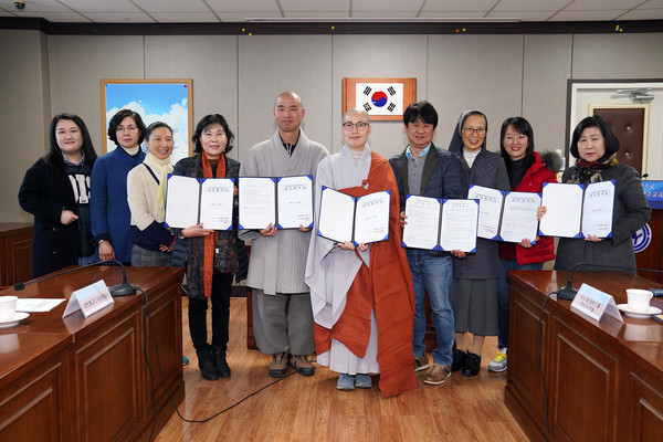 ▲ 품성도야 인성교육 운영기관 및 들엄시민 제주어 영상물 제작기관 민간위탁 업무협약식.