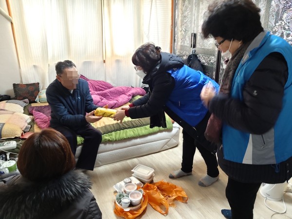 ▲ 사랑의 인기척 사업 실시 현장.
