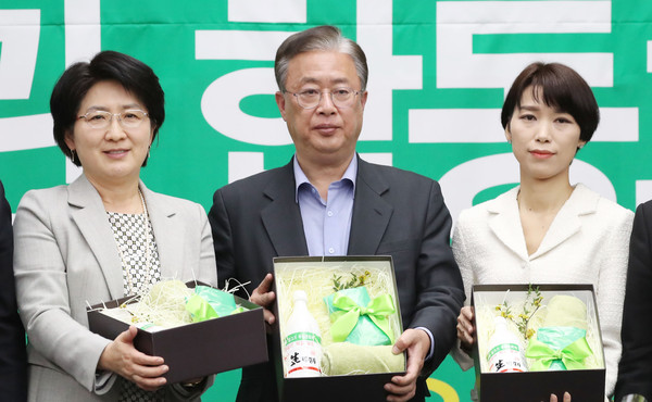 ▲ 합동회의에서 기념사진 찍는 (왼쪽부터)박주현·유성엽·김정화 민생당 공동대표.
