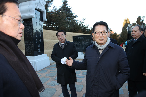 ▲ 질문에 답하는 박지원(오른쪽 앞) 대안신당 의원.
