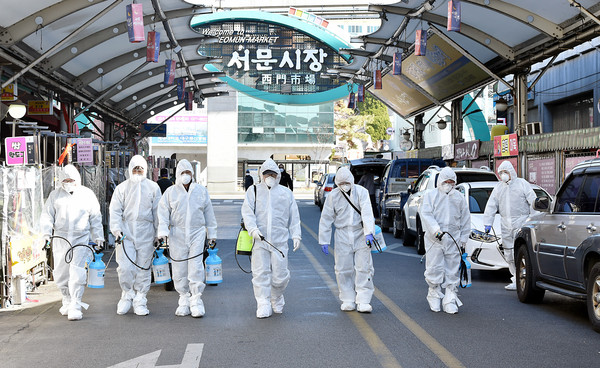 ▲ 방역작업 펼치는 대구 서문시장 상가연합회 관계자들.