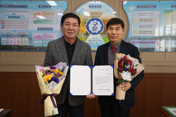 ▲ 경기 수원시의회, 유재광 의원 구운중서 감사장 받아.