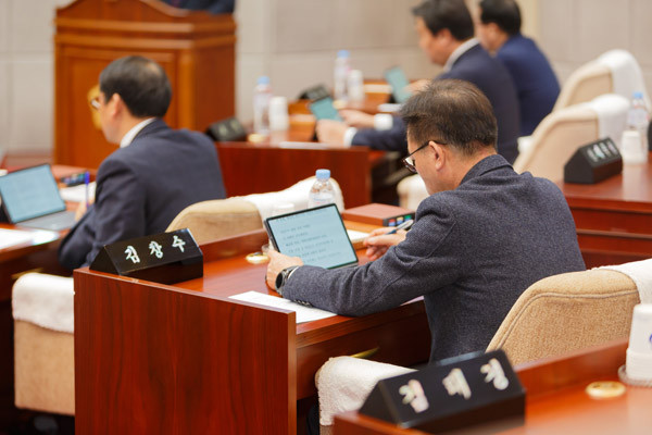 ▲ 제272회 시흥시의회 임시회 제1차본회의에서 태블릿PC를 활용하는 모습.