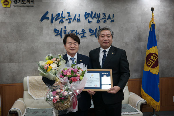 ▲ 2019년 경기도의회 우수조례를 수상 받은 송영만 의원.