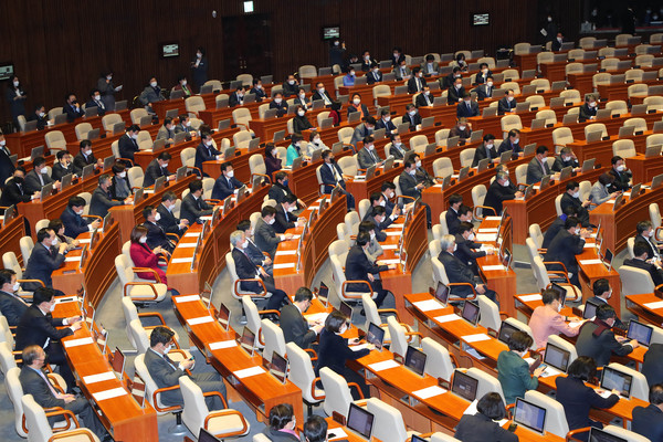 ▲ 본회의에 마스크 쓰고 참석한 의원들.