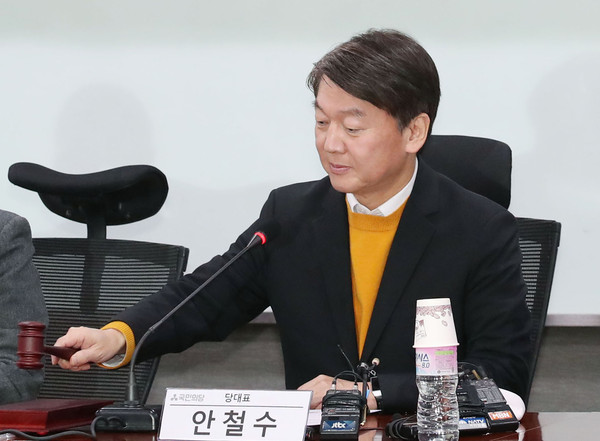 ▲ 의사봉 두드리는 안철수 대표.