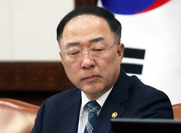 ▲ 심각한 표정의 홍남기 부총리.