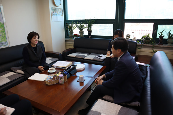 ▲ 김혜련 위원장은 시의사회 박홍준 회장을 만나 적극적인 지원 협조를 요청했다.