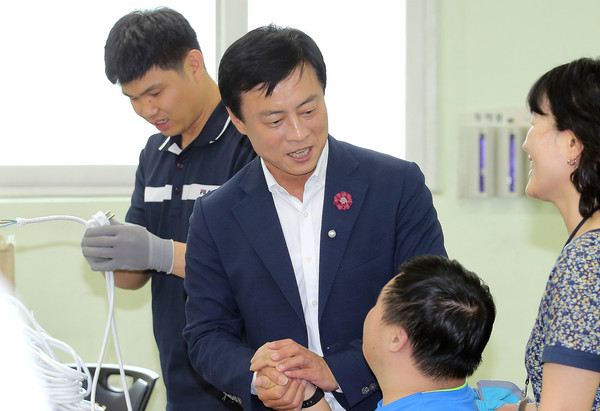 ▲ 관내 장애인 복지시설 방문한 이강호 남동구청장.