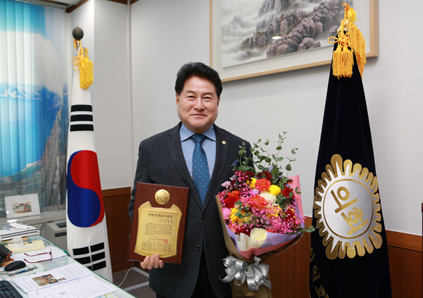 ▲ 의정부시의회, 안지찬 의장 지방의정봉사대상 수상.