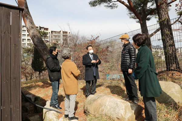 ▲ 강북구의회, 이백균 의장 우이동 인공암벽장 건립부지 현장점검.