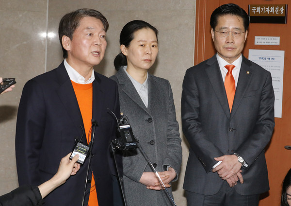 ▲ 기자들 질문에 답하는 안철수 대표와 권은희·이태규 의원.