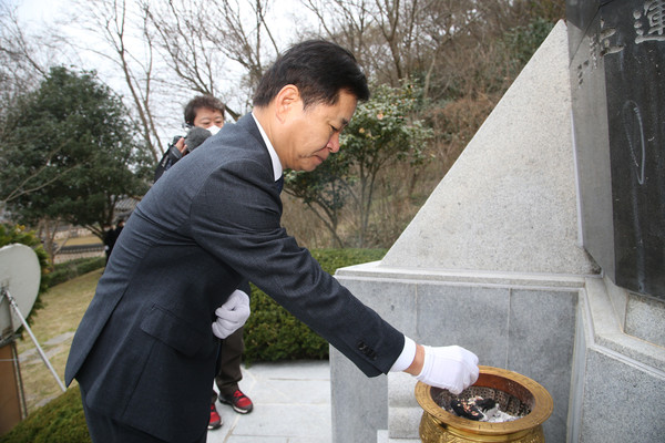 ▲ 목포 3‧1독립운동탑을 방문해 분향하는 장석웅 전라남도교육감.