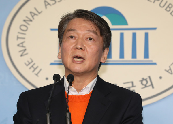 ▲ 지역선거구 후보자 불출마 선언 기자회견하는 안철수 대표.