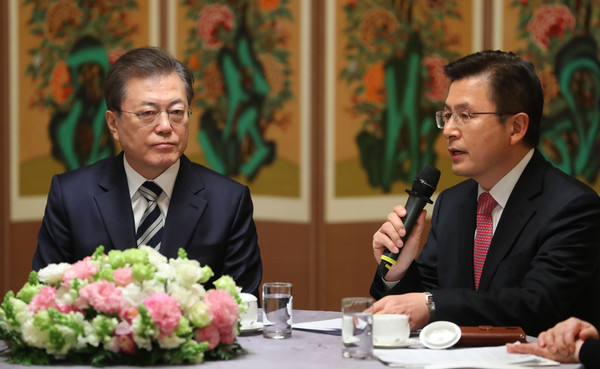 ▲ 황교안 대표 발언 듣는 문재인 대통령.