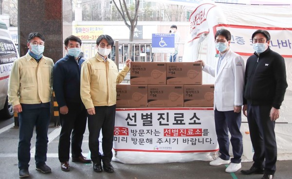▲ 선별진료소 방문 해 마스크 전달하는 이재현 서구청장.