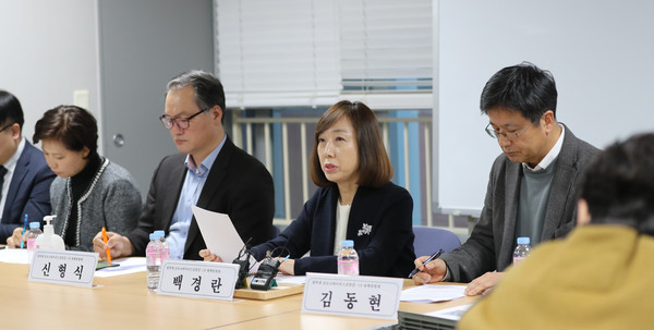 ▲ 권고안 관련 발언하는 백경란(오른쪽 두 번째) 대한감염학회 이사장.