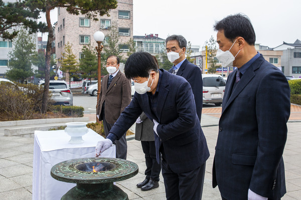 ▲ 박형우 계양구청장이 참배를 하고 있다.