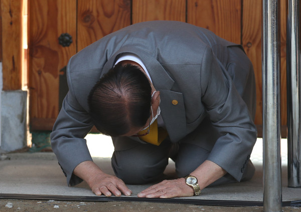 ▲ 대국민 사죄로 큰절한 이만희 신천지 총회장.