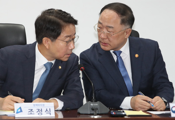 ▲ 이야기 나누는 조정식 정책위의장과 홍남기 경제부총리.