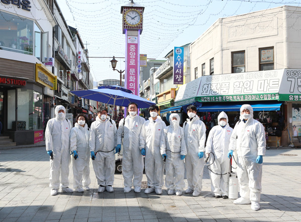 ▲ 이천시의회 더민주당 의원과 도의원들이 중앙로 문화의 거리에서 이천터미널까지 코로나19 방역활동을 실시.