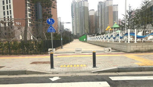 ▲ 차량진입방지 시설물 설치 모습.