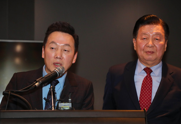 ▲ 취재진 질문에 답하는 정봉주 전 의원.