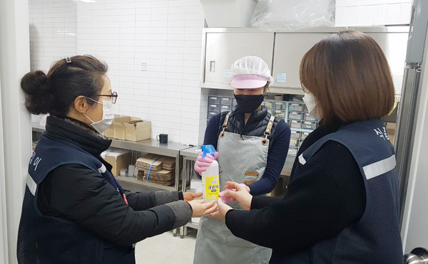 ▲ 손소독제로 손을 소독하고 있다.